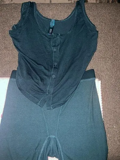 Skims Large top, medium bottom lounge set - Image 4