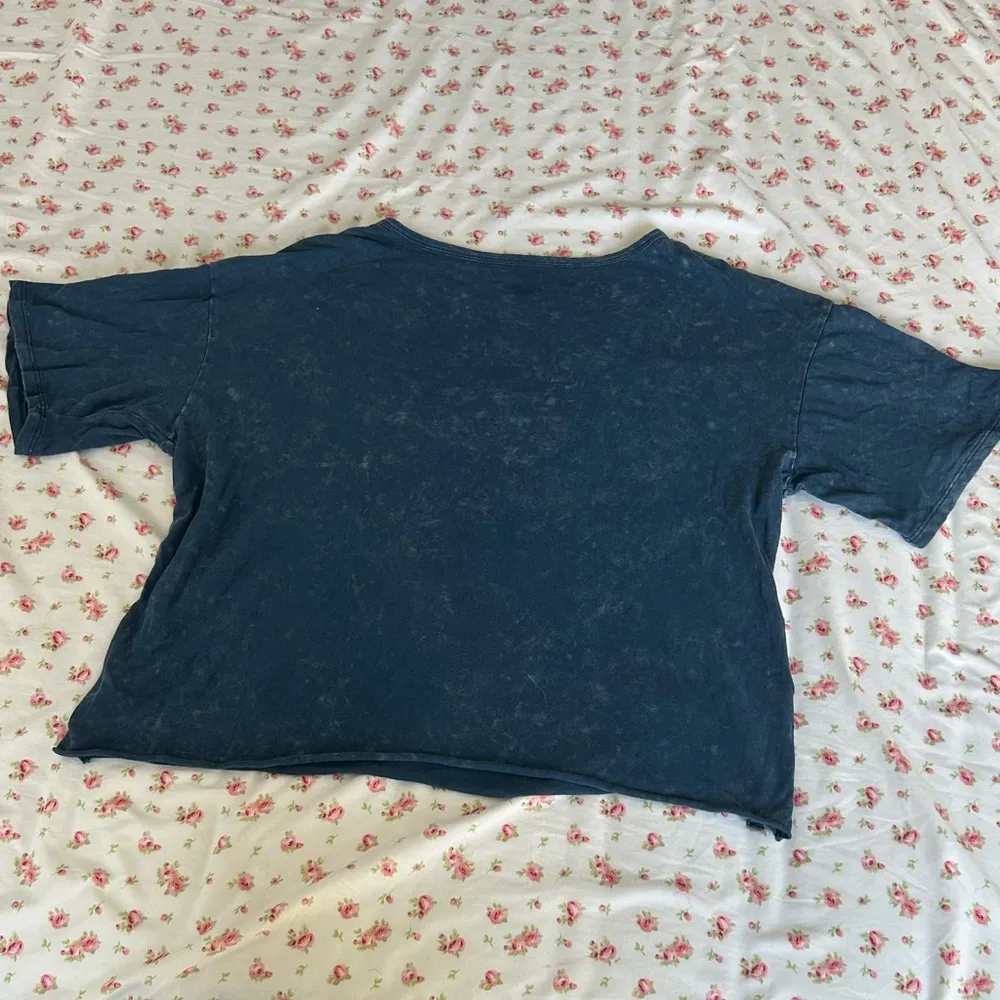 Making Memories Adventure Awaits acid wash graphic crop top - Image 4