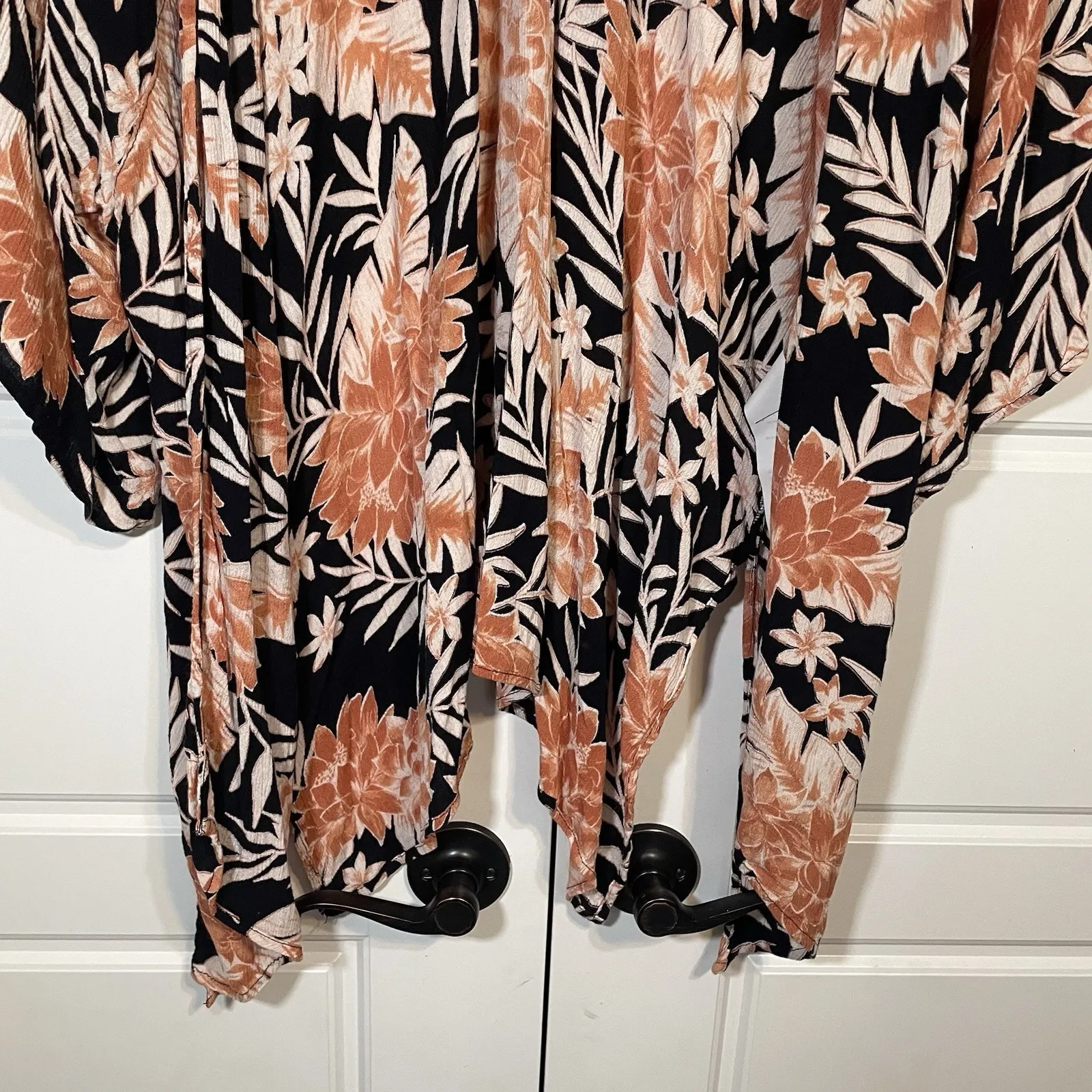 Billabong Floral Kimono Coverup Black White Bohemian Beach Tie Waist‎ Resort - Image 3