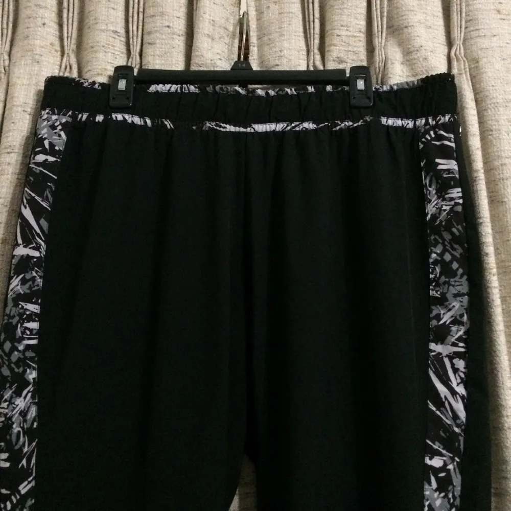 Fabletics  Shea Pant in Black/Paradise Print Size XXL - Image 3
