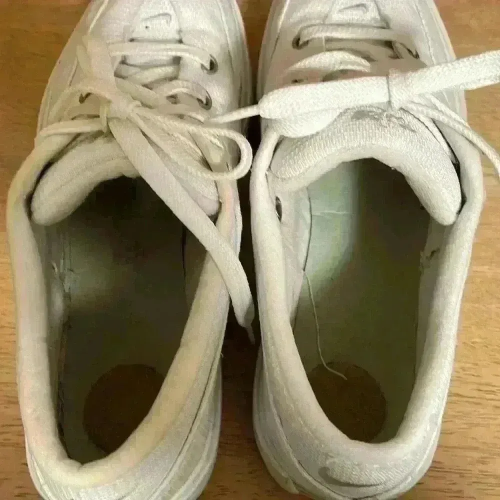 Nike Court  Non-Marking Women White Canvas Sneakers; size 9 - Image 5