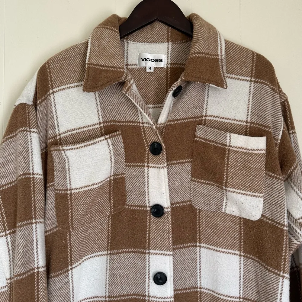 Vigoss  Tan And White Oversized Plaid Button Up Shirt Jacket Shacket Medium - Image 2