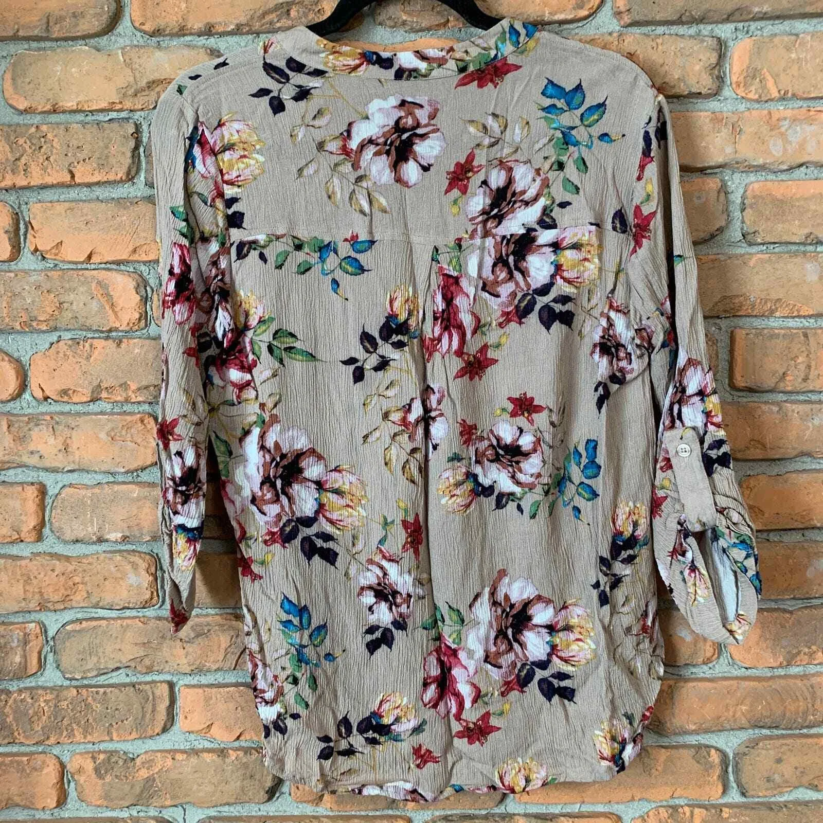 Staccato Floral‎ Print Blouse Womens Size Small Tan Roll Tab Sleeve V-Neck Top - Image 3