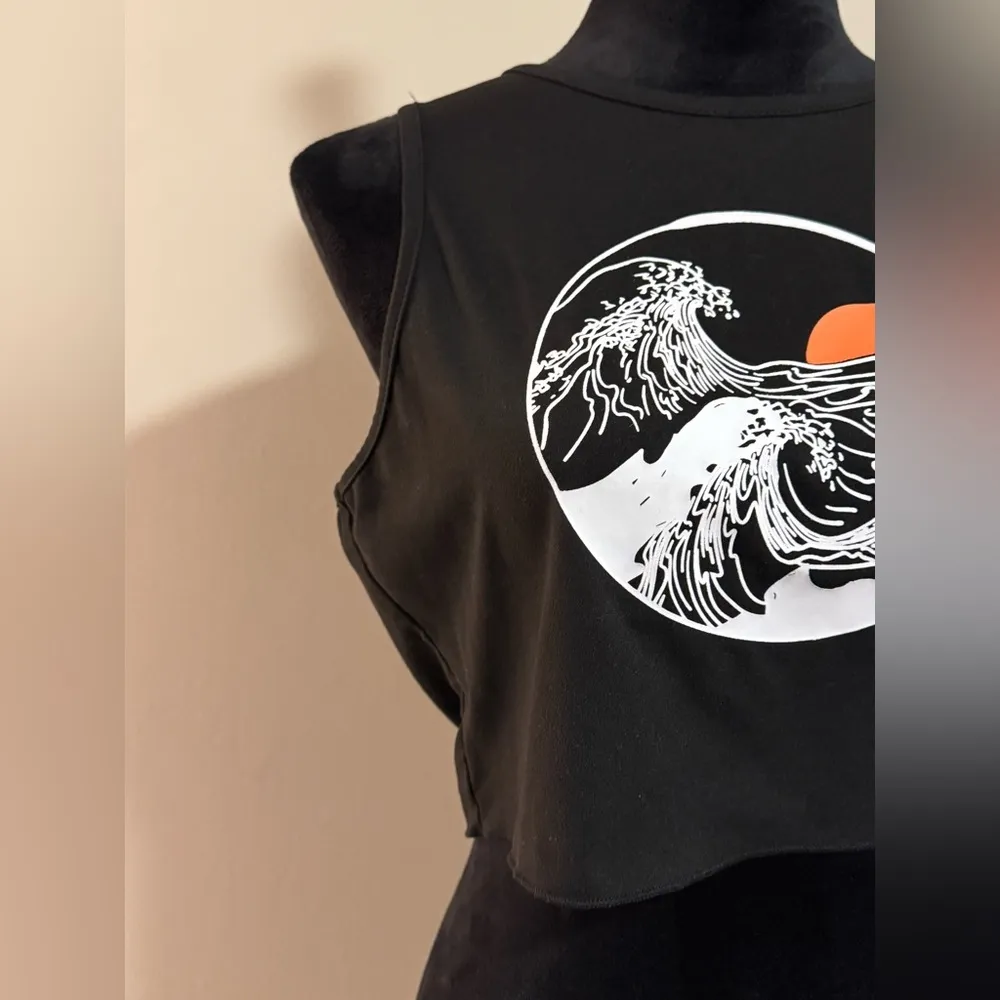 NWOT Shein EZwear Black and White Wave & Sun Graphic Cropped tank size XL - Image 3