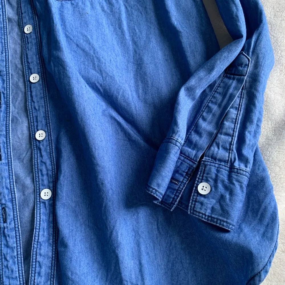Old Navy Chambray style button up - Image 3