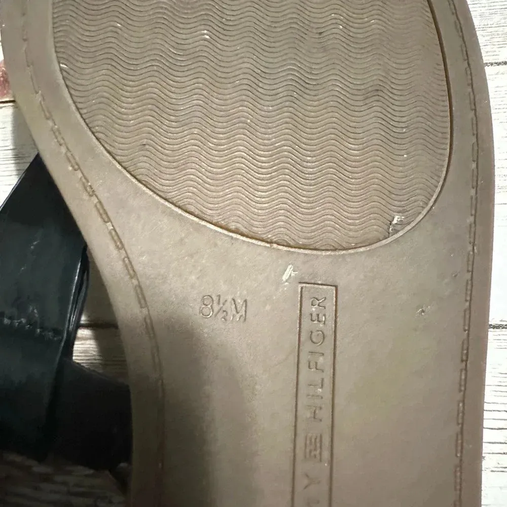 Tommy Hilfiger Black Thong Sandals Size 9.5 Patent Leather Flats Logo - Image 8