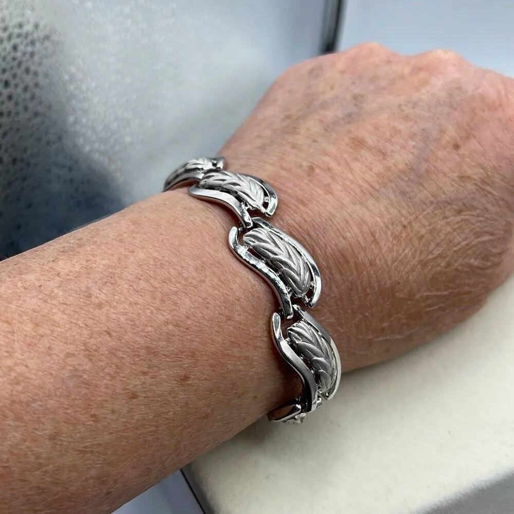 VTG Trifari leaf pattern link bracelet minimalist - Image 2