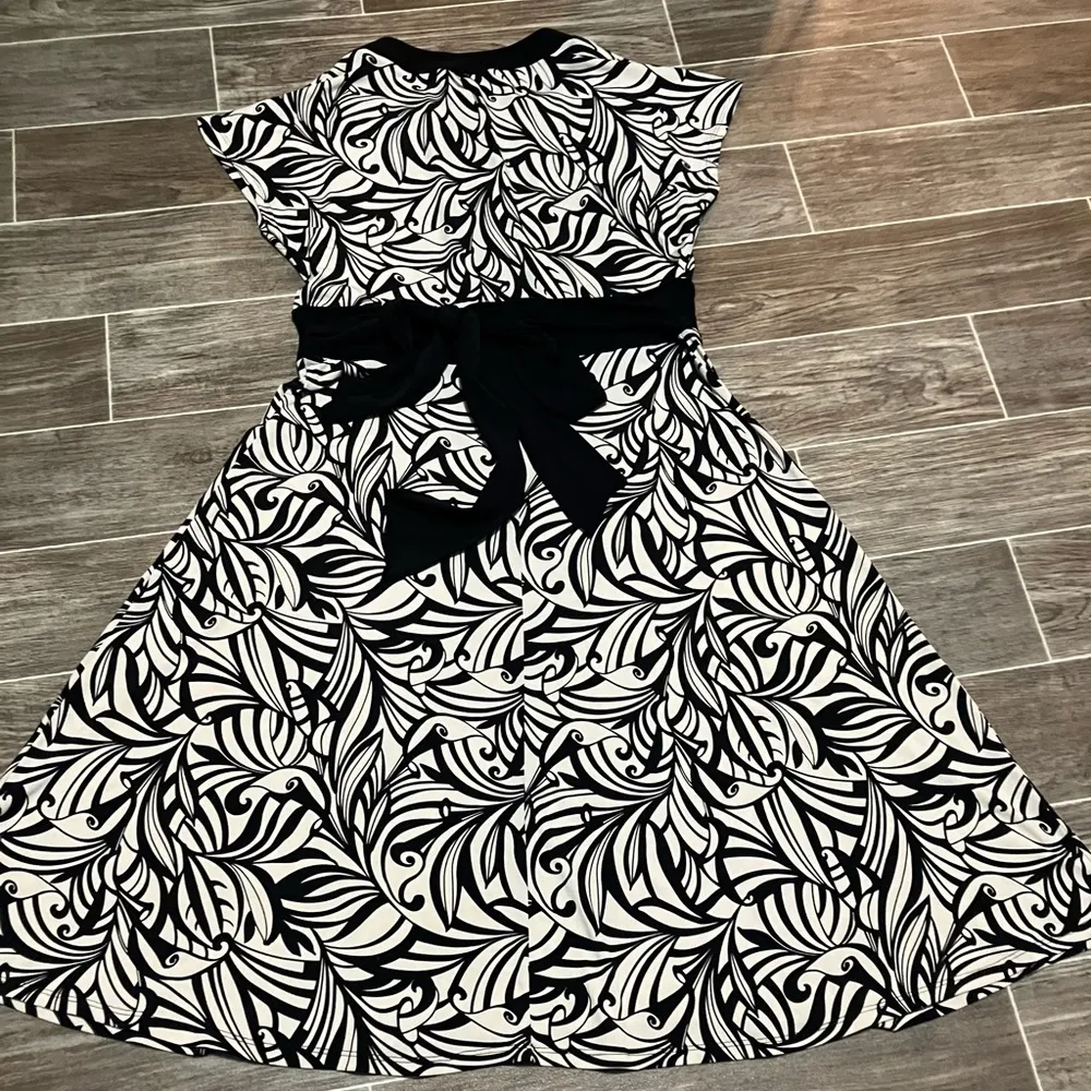 Chic Black and White Patterned Dress - Image 6