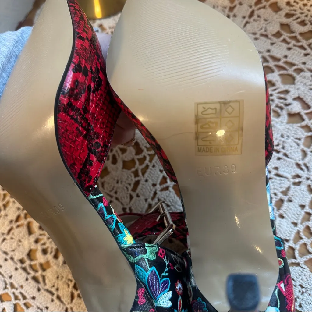 Chic Floral Red and Black Women's Heels - Image 8