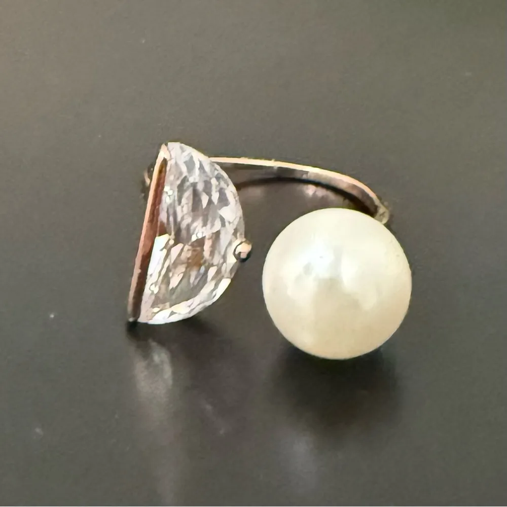 Unsigned Faux Pearl & Crystal Rose Gold Open Ring Fashion Ring Size 7 White - Image 4