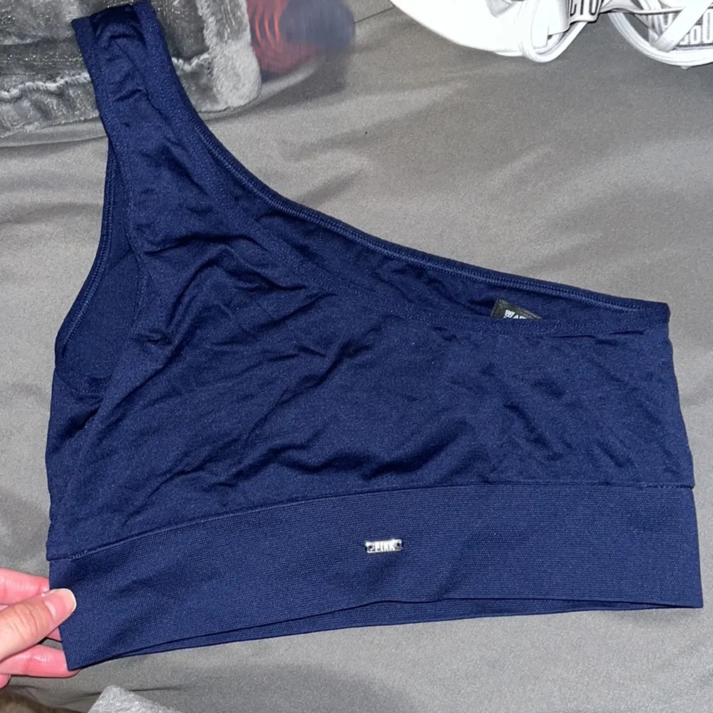 size s Victoria pink sports bra! Great condition - Image 2