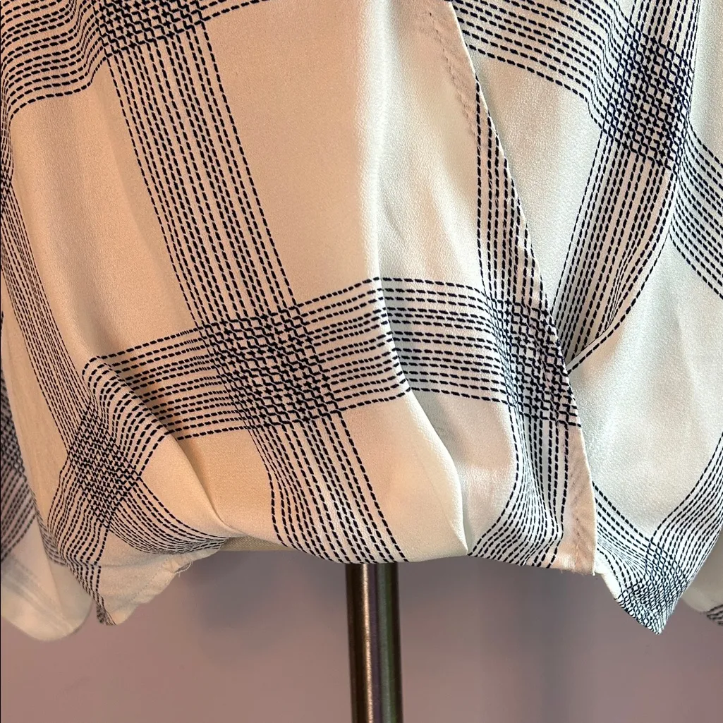 Forever 21 Contemporary Ivory and Navy Plaid V-Neck Kimono Sleeve Top Size M - Image 6