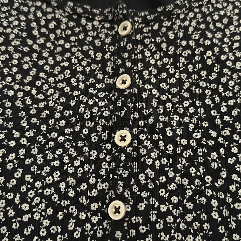 **LAST CALL** New J Galt Pacsun Floral BlueWhite Button Down Cropped Fitted Top - Image 3