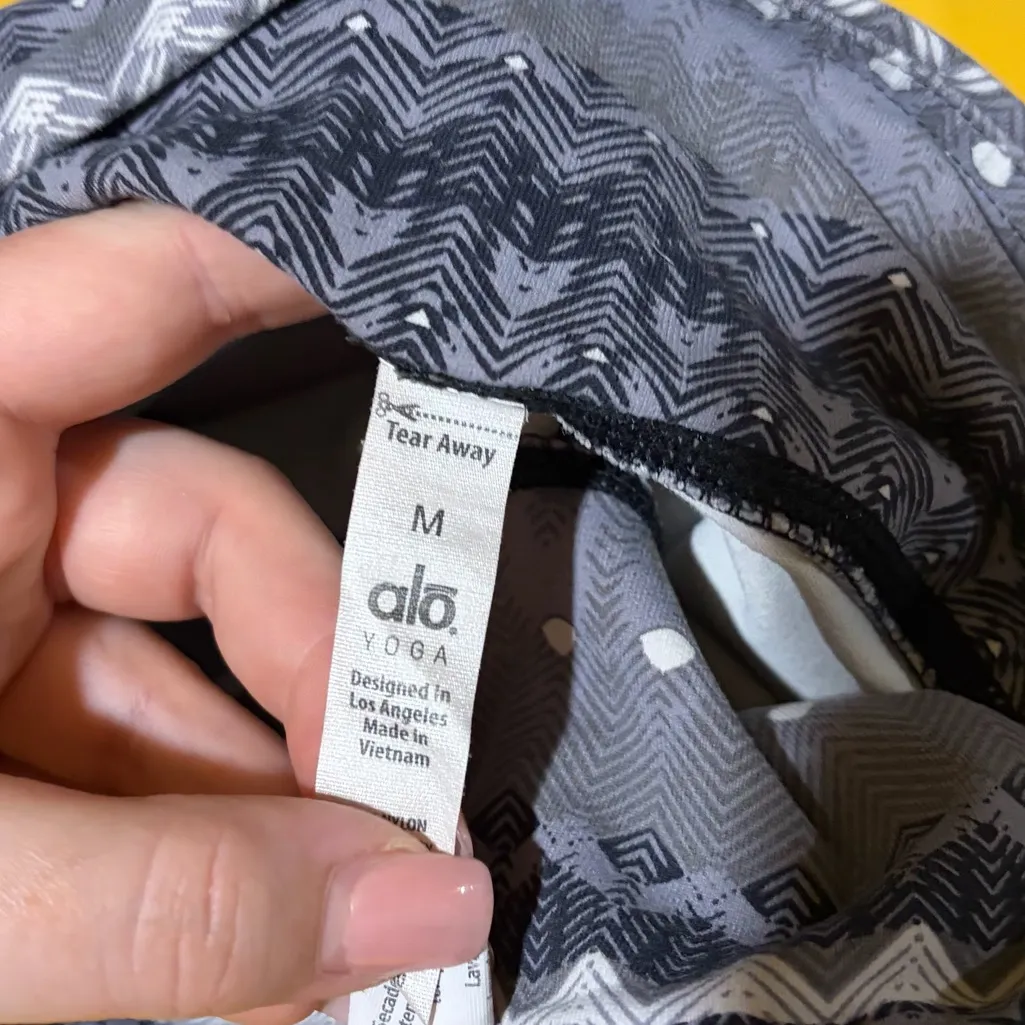 Alo Illusion 3 Tribal Print Leggings Size Medium - Image 9