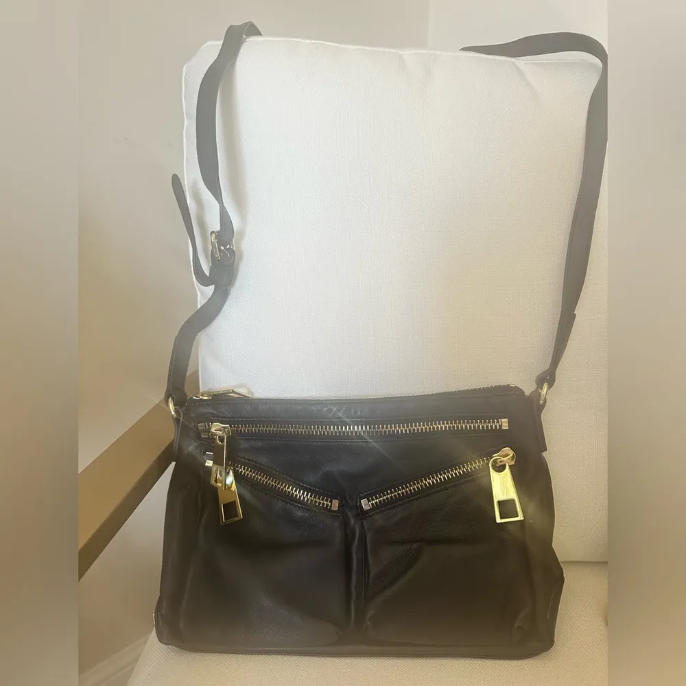 VINCE CAMUTO CROSS BODY BAG BLACK WITH ADJUSTABLE STRAP, GOLD HARDWARE DUST BAG - Image 4