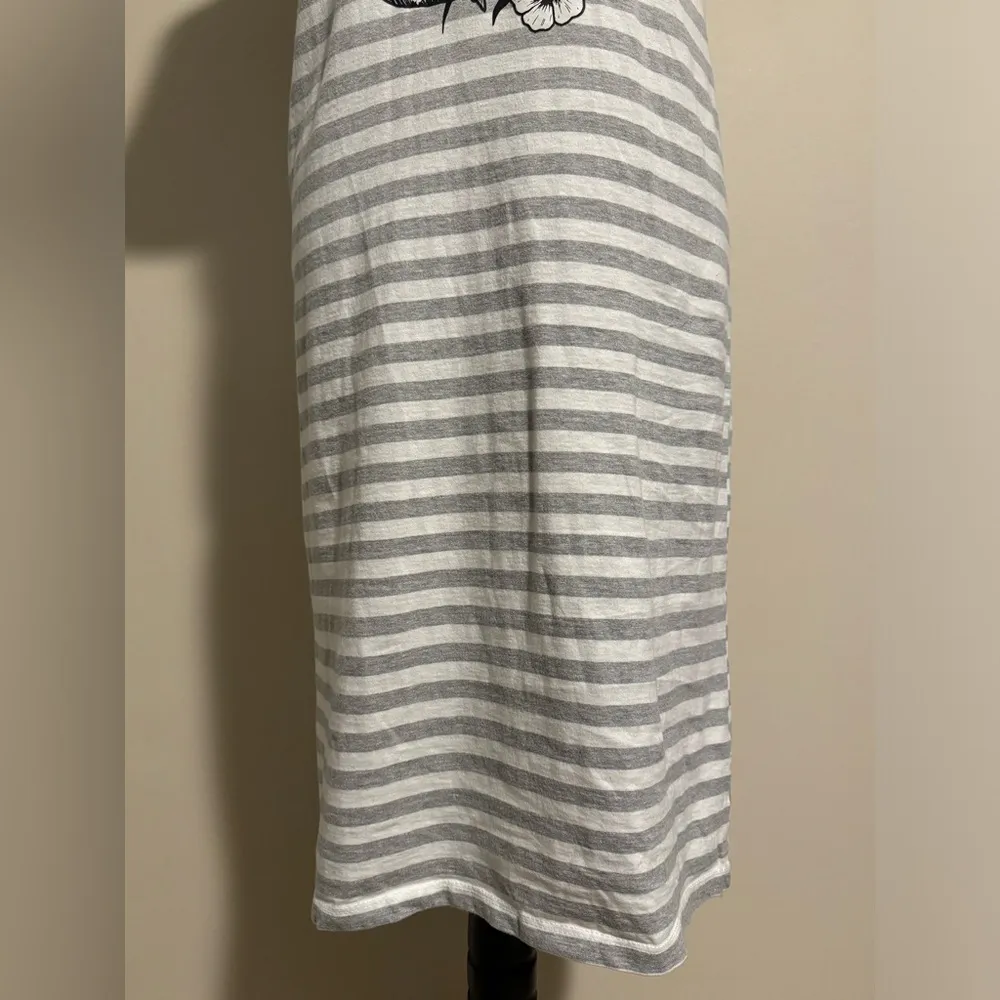 EUC Air Waves Grey and White Striped T Shirt Dress Floral Skull Graphic size XL Gray - Image 3