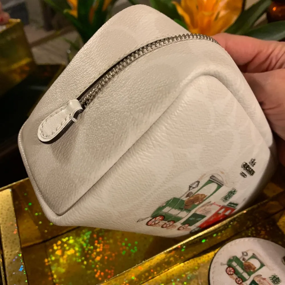 Limited EDITION 😞Authentic COACH Leather Train cosmetic cs/Keychain - Image 11