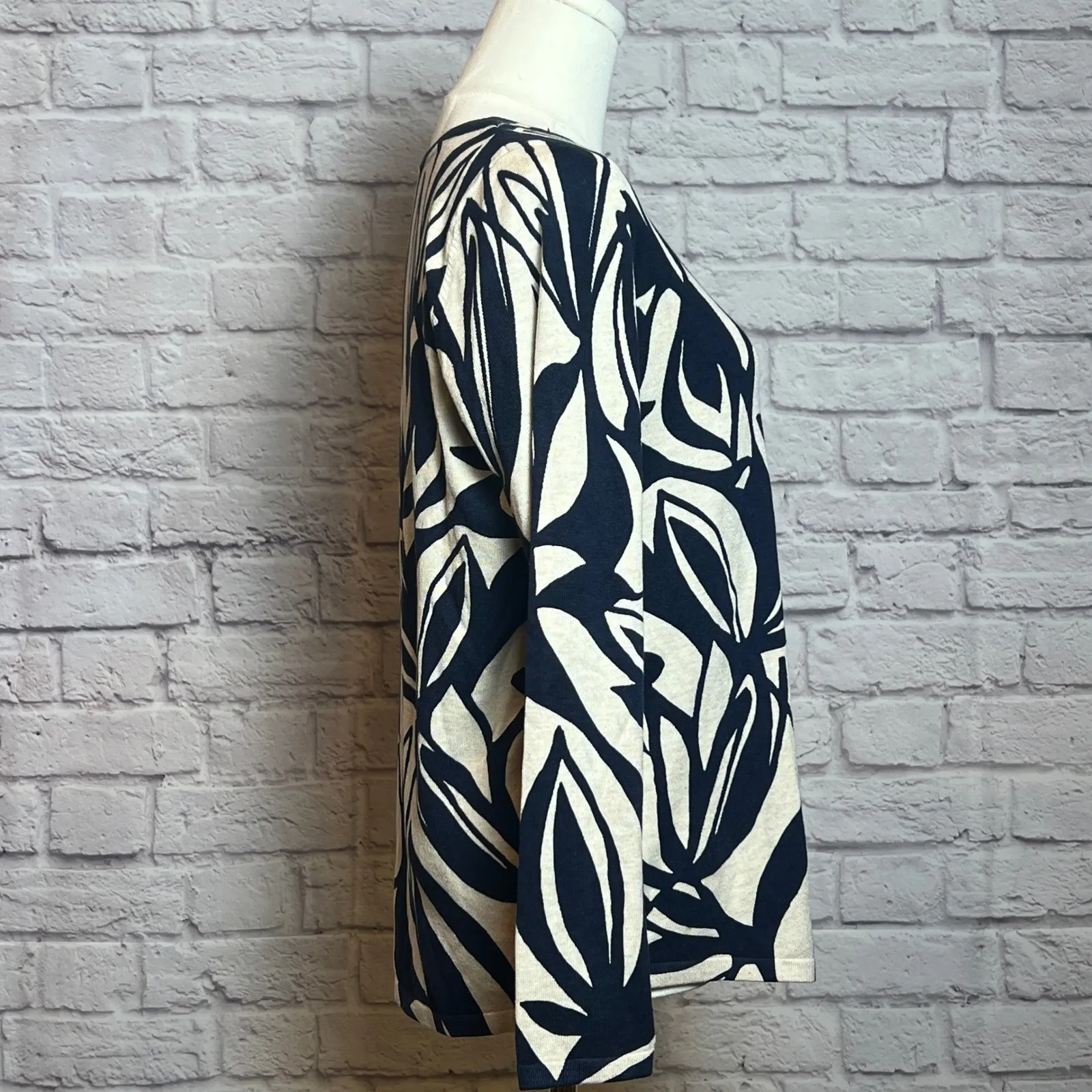 Chico's Navy Beige Abstract Print Long Sleeve Knit Top Women's 0 Small - Image 2