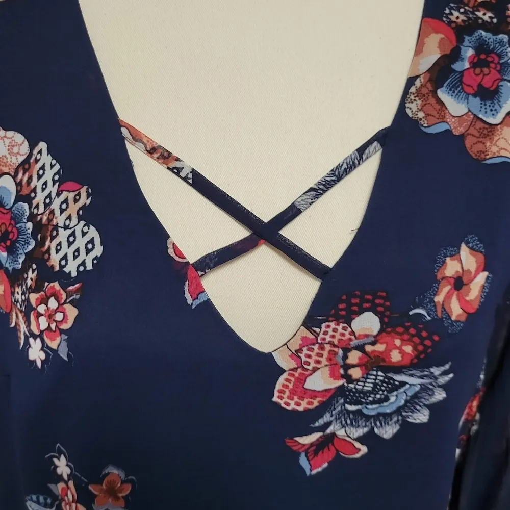 HeartSoul Blue Floral Criss Cross Bell Sleeve Chiffon Blouse Size Large - Image 3