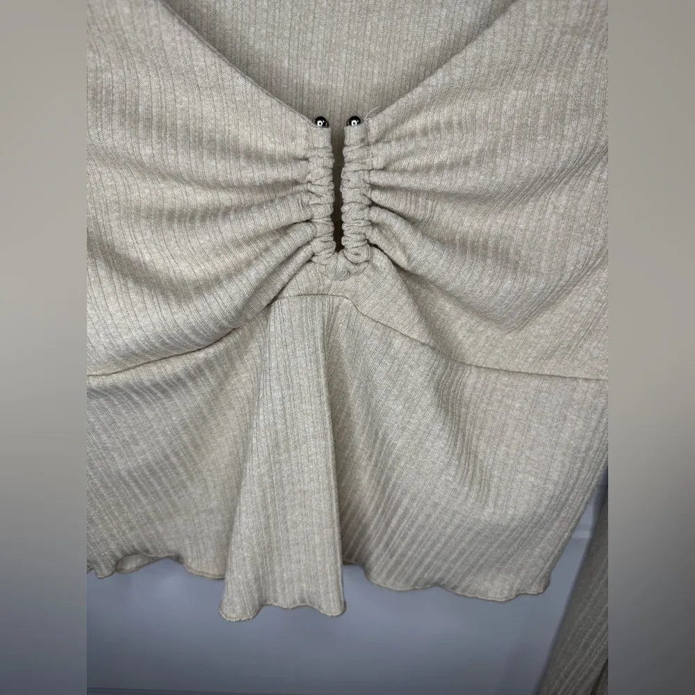 ASTR The Label Tan Long Bell Sleeve Ruched Crop Top - Image 4