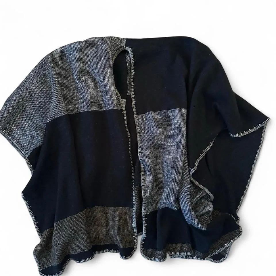 Alberto Makali  Beaded Sweater Shawl Poncho Wrap – One Size – NWT - Image 3