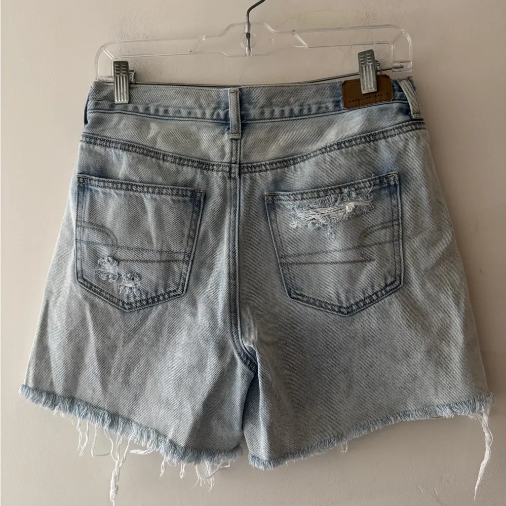American Eagle Light Wash Distressed Mom Jean Shorts Size 4 - Image 3
