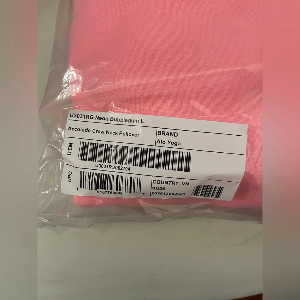 ALO Yoga NWT Accolade Crew Neck Pullover Neon Bubblegum Size L SOLD OUT COLOR - Image 9