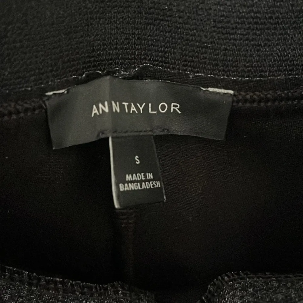 Ann Taylor dark marbled grey leggings in size Small with gold zipper detail - Image 4