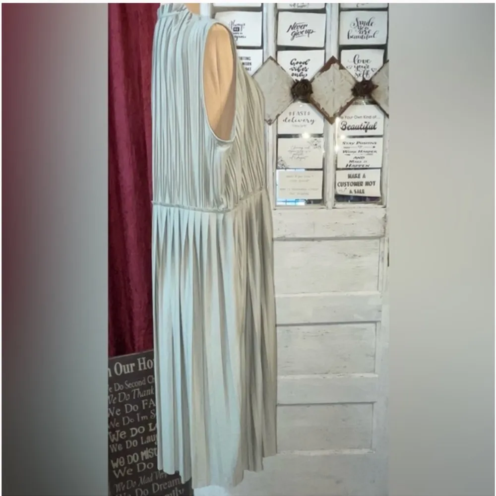 NWT H&M Taupe Pleated Midi Dress size X-Large Beige/Taupe V-neck sleeveless - Image 3