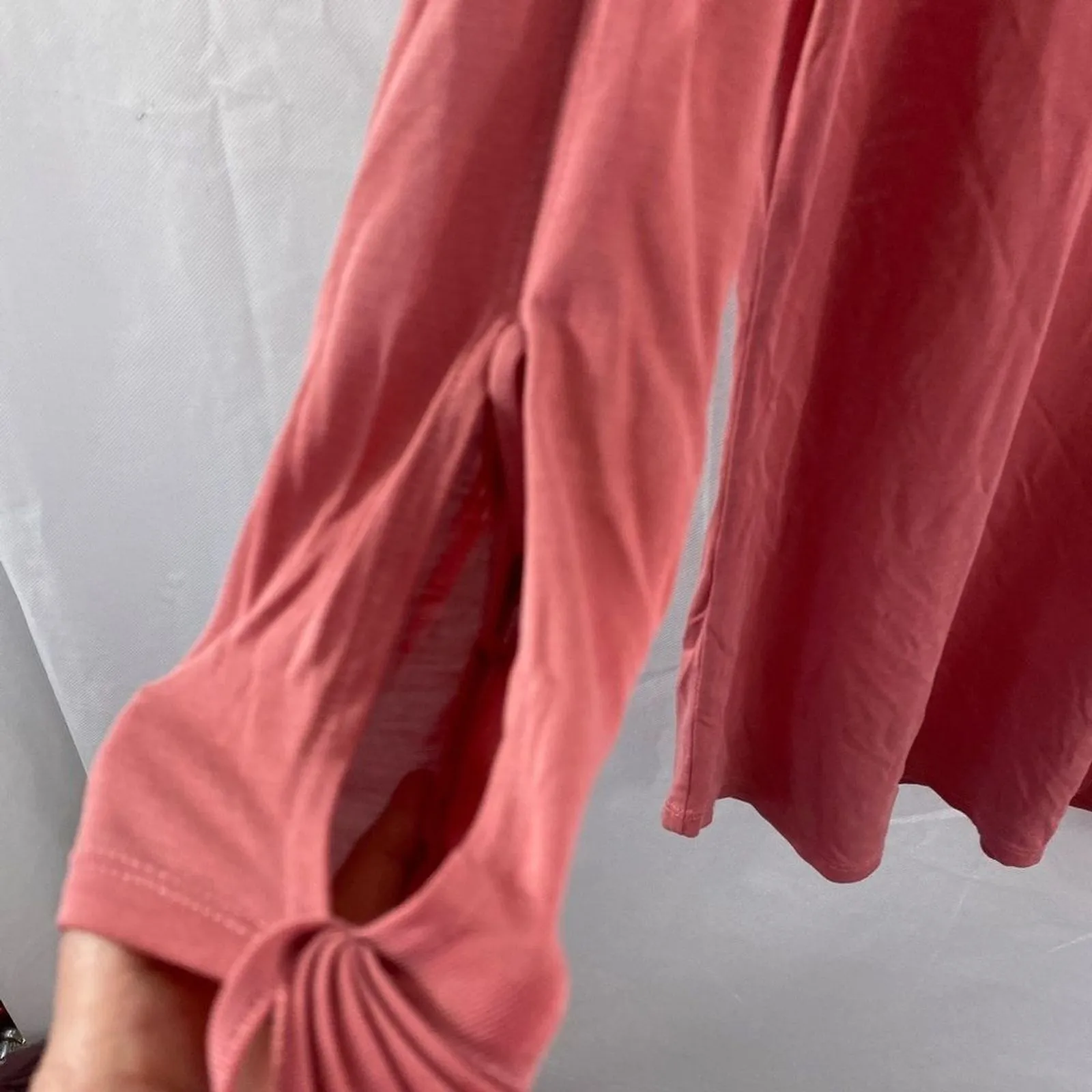 24/7 by Maurices women size medium pink Long Split Sleeve  V‎ Neck lightweight - Image 6