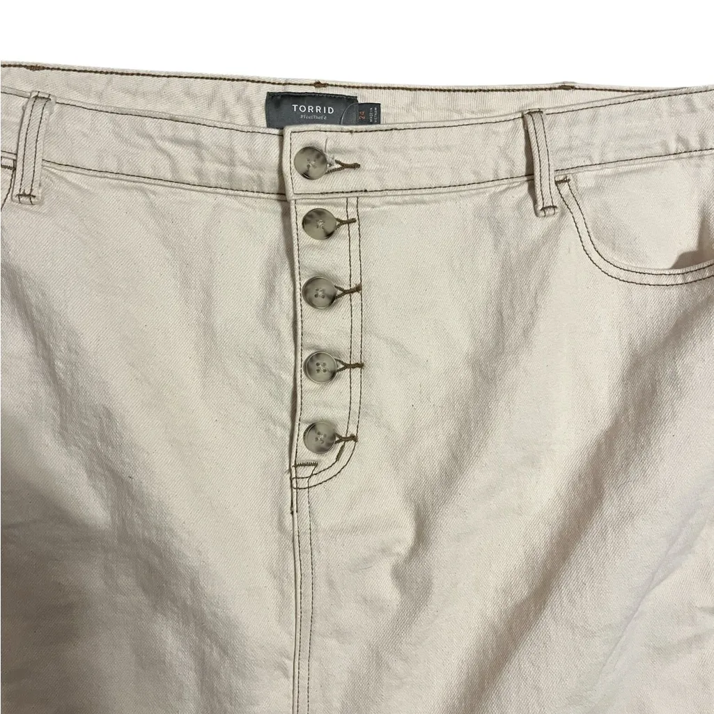 Torrid Plus Sized Cream Button-Front Denim Skirt with Pockets - Image 2