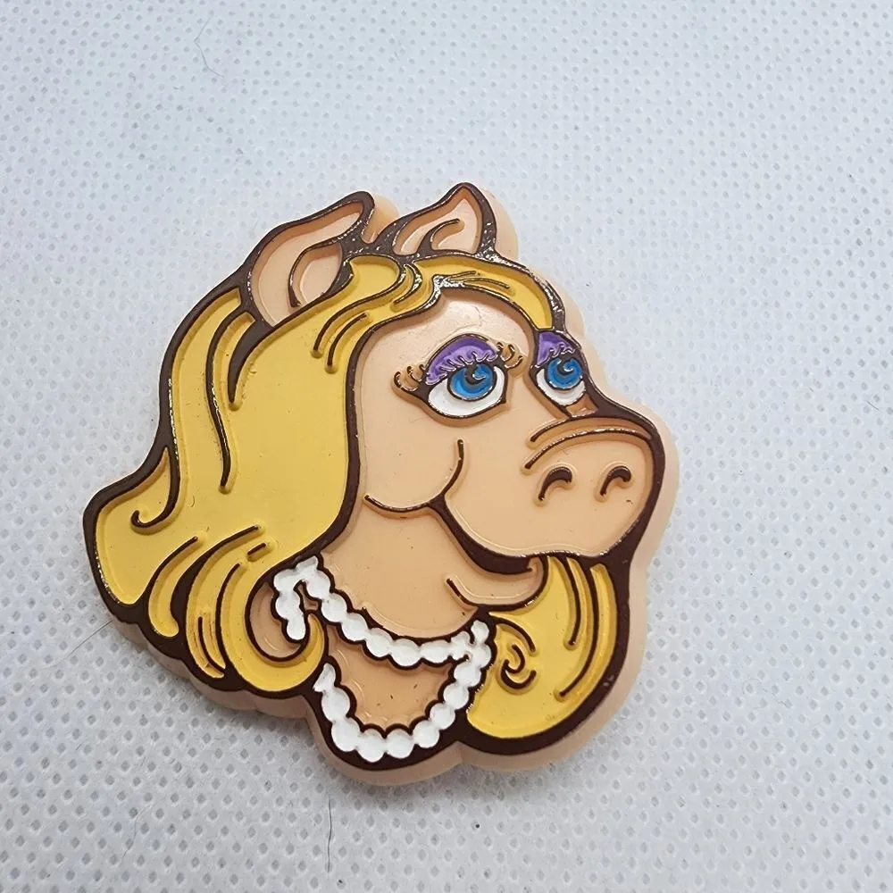 Vintage Miss Piggy Brooch Yellow - Image 2