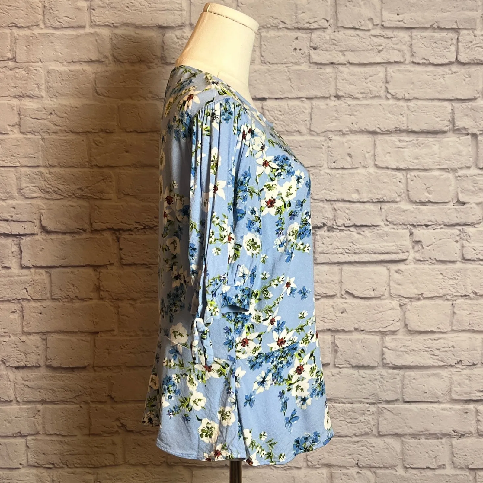 Banana Republic Blue Floral Keyhole Blouse Women's Large - Image 2