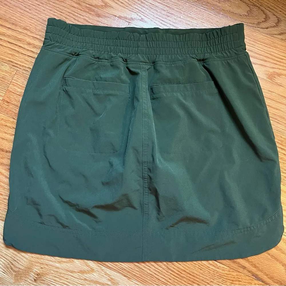 Athleta Chelsea Cargo Skort in Army Green size 4 - Image 3