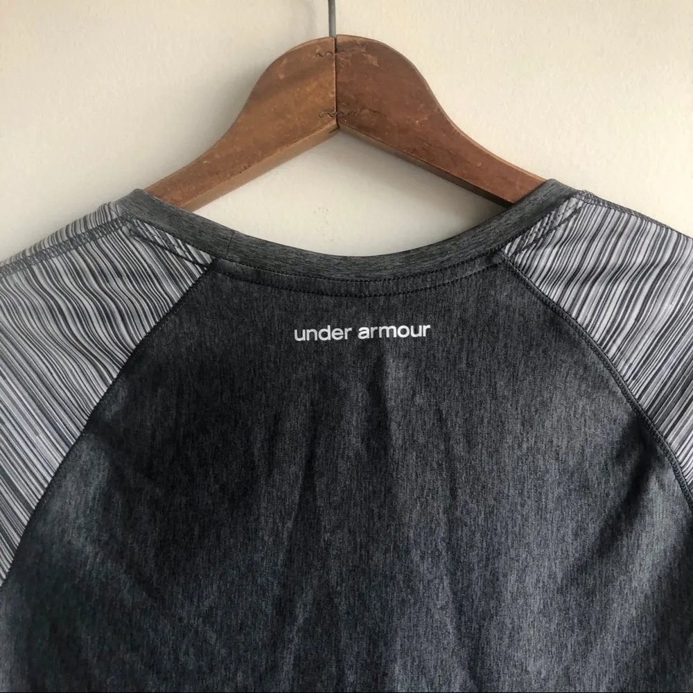 Under Armour Gray Fitted Shirt Size Medium - Image 7