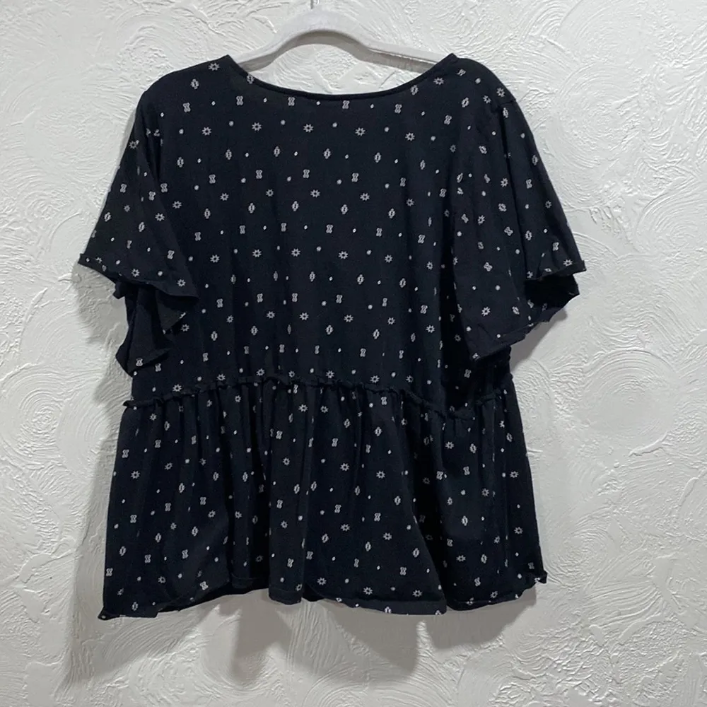 Torrid Cotton Jersey V-Neck Relaxed Tie Front Geometric Top Size 3 - Image 6