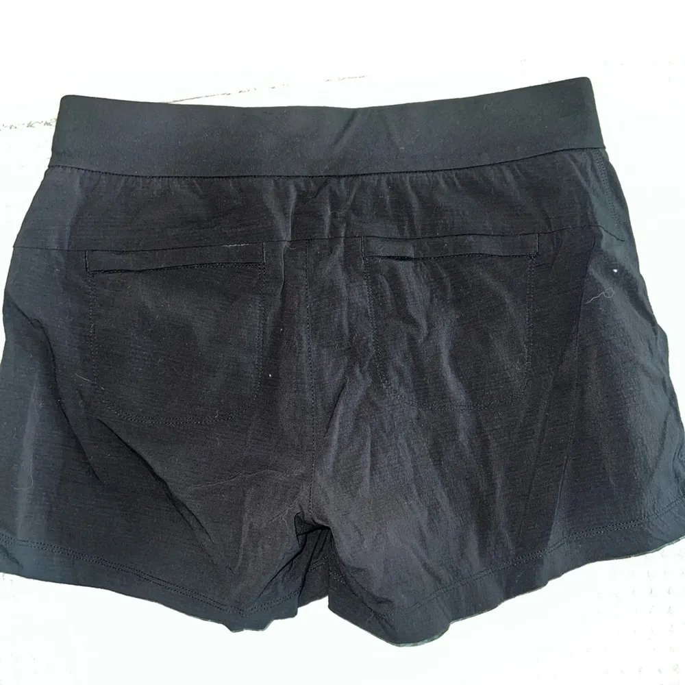 Athleta black nylon hiking shorts
Size 6 - Image 5
