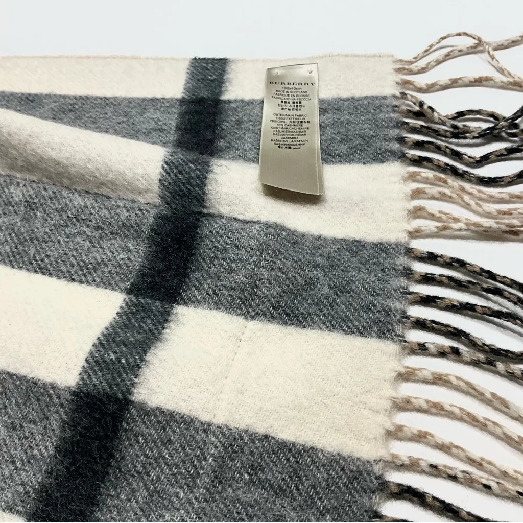 BURBERRY ST. HELEN REVERSIBLE POCKETS SCARF / WRAP. - Image 9