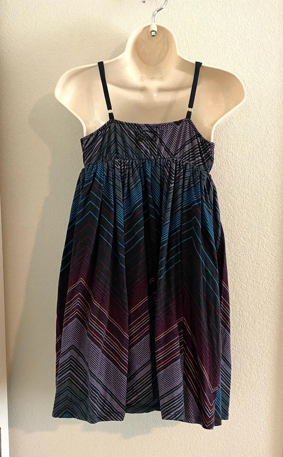Like new  adjustable strap summer dress. Sz M - Image 3