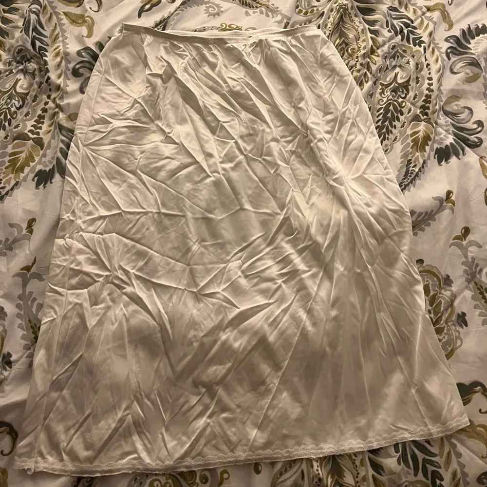MD 28” Vassarette white silky slip skirt - Image 2