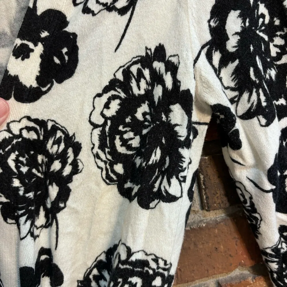 Banana Republic womens floral wrap sweater black/white medium - Image 3