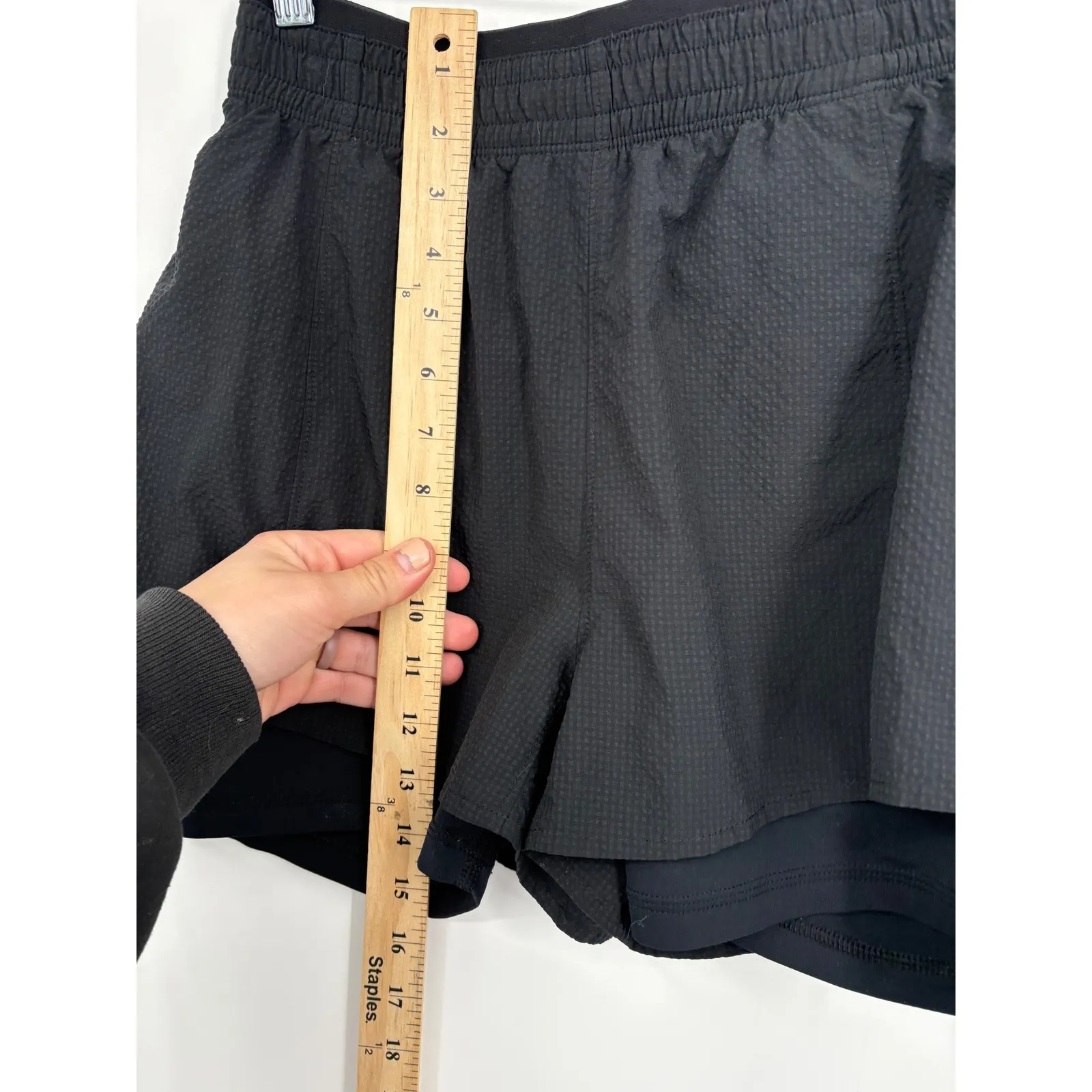 Mountain Hardwear Black Textured Athletic Shorts with Built-in Liner Womens S - Image 4