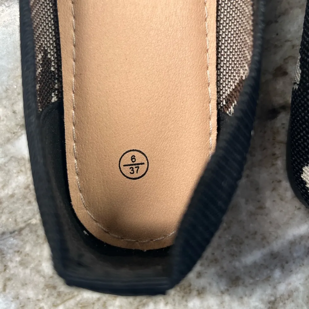 Women's Flats Shoes Pointed Toe Flats Comfortable Slip on Leopard sz 6. - Image 2