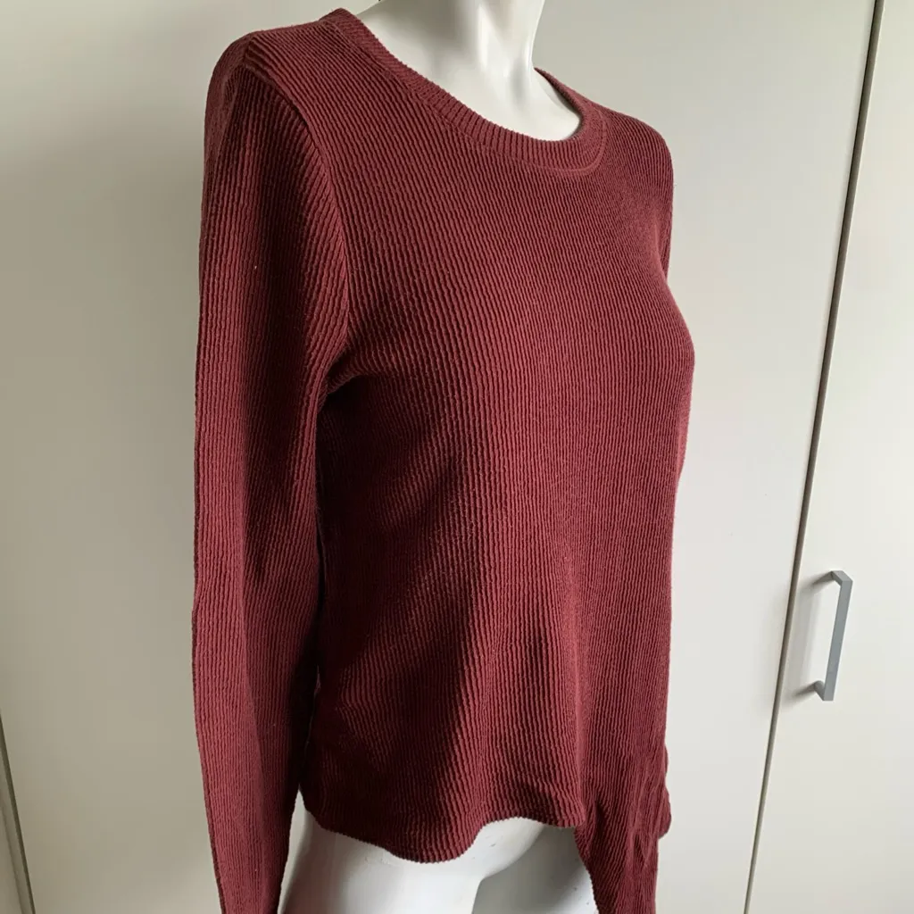 asymmetrical hem maroon ribbed long sleeve crew neck shirt - Image 2