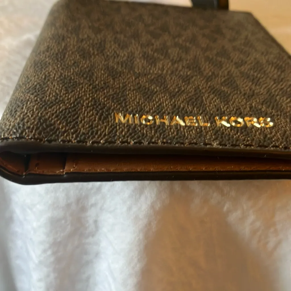 Michael Kors: Brown Passport Holder- card slots - Image 11