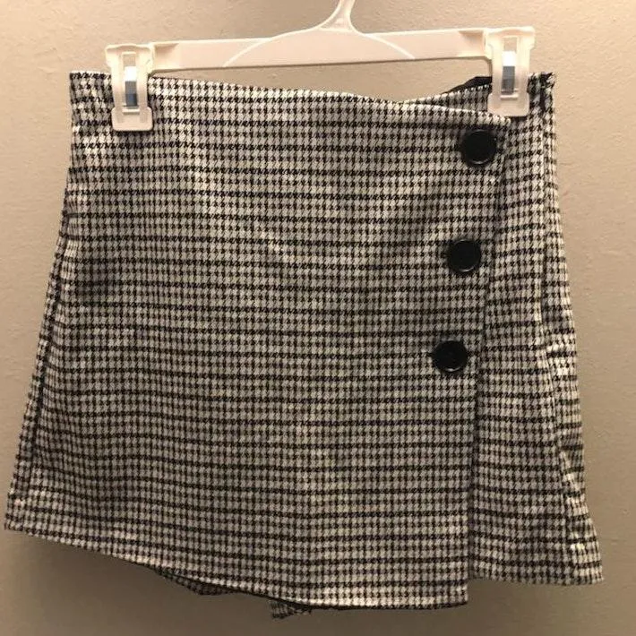 Black and White Plaid Skort Multiple Size M - Image 3