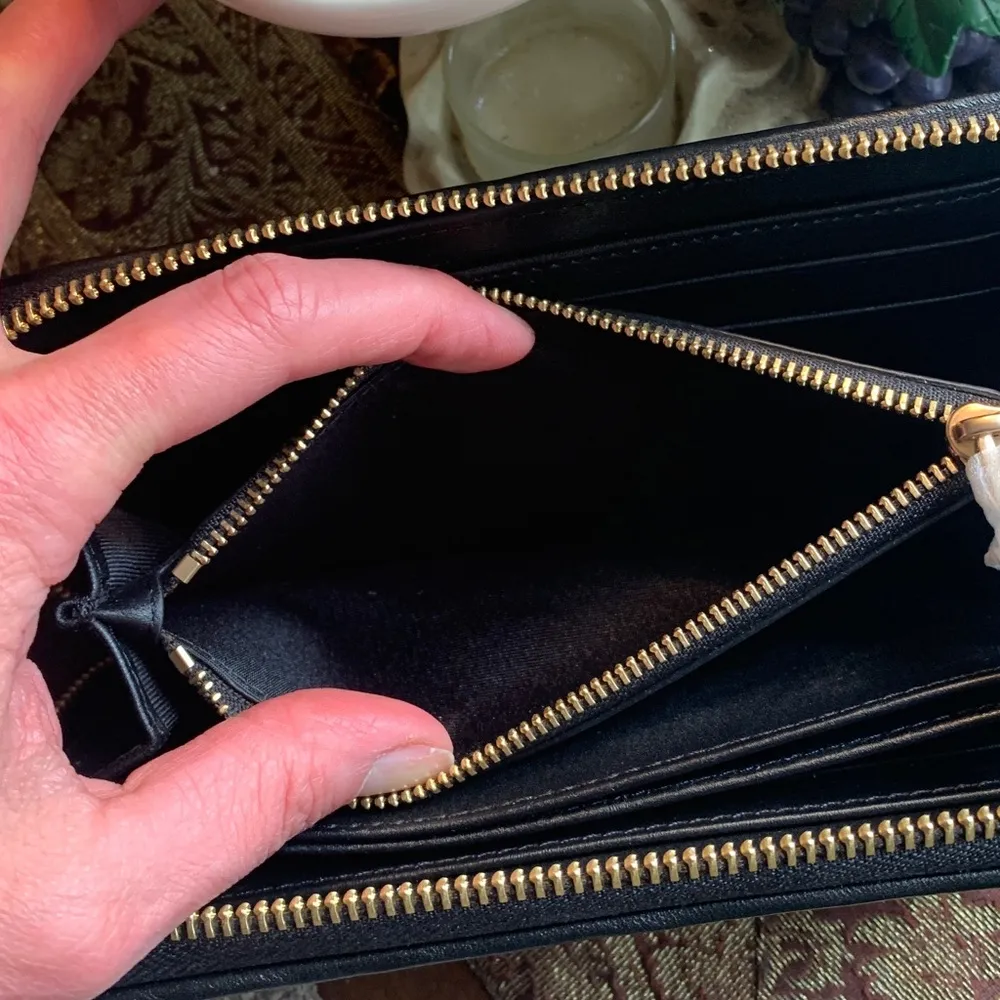 SALE🔥Authentic VALENTINO ROCKSTUDS spikes Quilted leather LG zip around wallet Black - Image 6