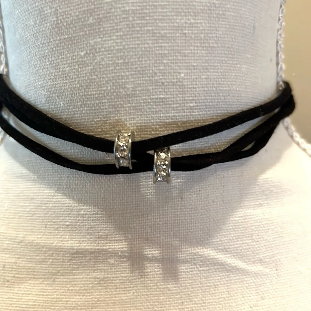 Guess Choker necklace 3 black leather strands. 2 center charms with rhinestones - Image 3