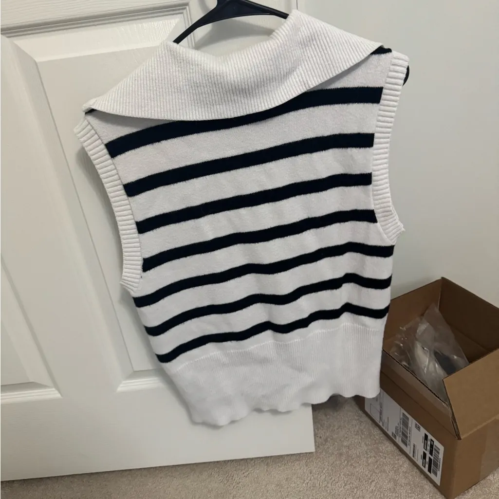 White and Navy Striped Sleeveless Sweater Size M - Image 4