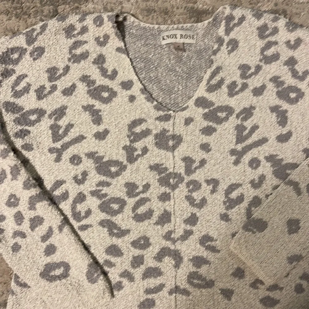 Knox Rose  Leopard Print Sweater Size Medium Cream Grey - Image 8